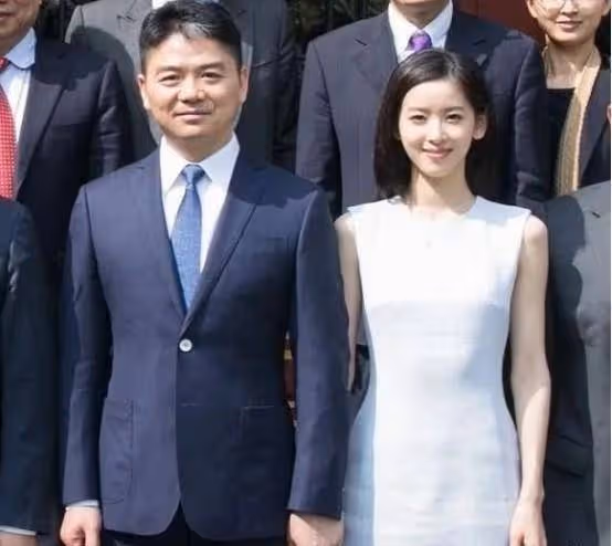 章澤天被偶遇生圖曝光,罕見暴露真實顏值太美了,皮膚雪白笑容甜