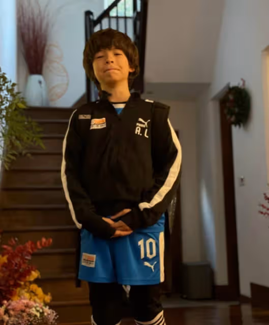 第一丑模呂燕曬兒子近照,7歲混血兒顏值驚人,身後二層豪宅吸睛