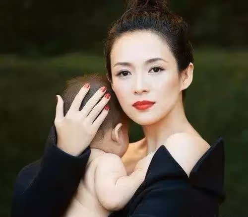章子怡抱娃上街,四歲女兒顏值勝過母親,婆婆終日擔心孫女受虐待