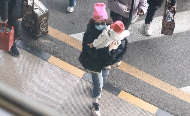 章子怡抱娃上街,四歲女兒顏值勝過母親,婆婆終日擔心孫女受虐待