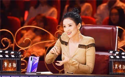 章子怡抱娃上街,四歲女兒顏值勝過母親,婆婆終日擔心孫女受虐待