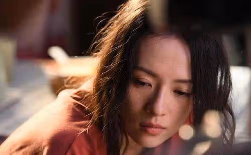 章子怡抱娃上街,四歲女兒顏值勝過母親,婆婆終日擔心孫女受虐待
