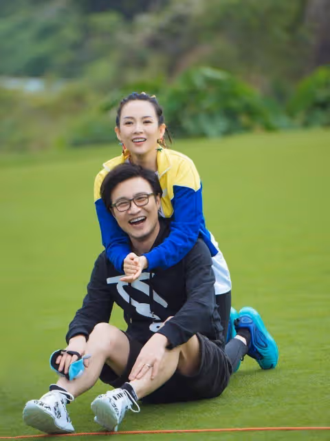 章子怡抱娃上街,四歲女兒顏值勝過母親,婆婆終日擔心孫女受虐待