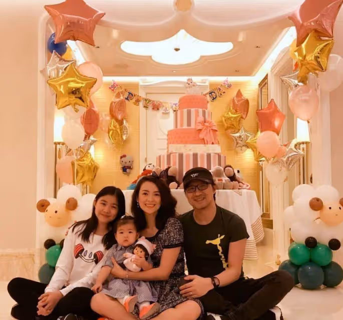 章子怡抱娃上街,四歲女兒顏值勝過母親,婆婆終日擔心孫女受虐待