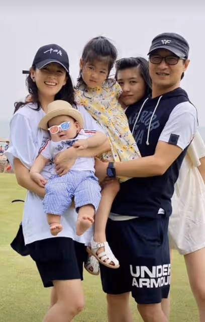 章子怡抱娃上街,四歲女兒顏值勝過母親,婆婆終日擔心孫女受虐待