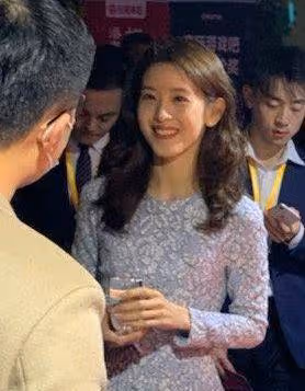 章澤天因顏值再上熱搜,路人視角顏值抗打,不愧是「奶茶妹妹」
