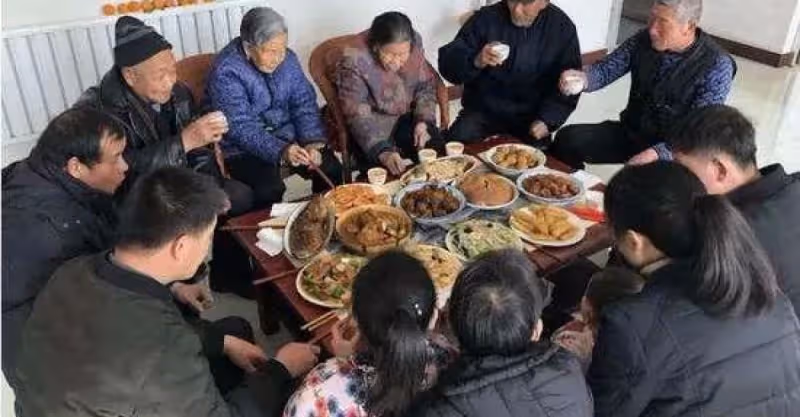 「中秋大聚，這是家規」婆婆帶三個姑姐來白吃白喝，兒媳掀了桌