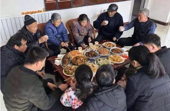 「中秋大聚,這是家規」婆婆帶三個姑姐來白吃白喝,兒媳掀了桌