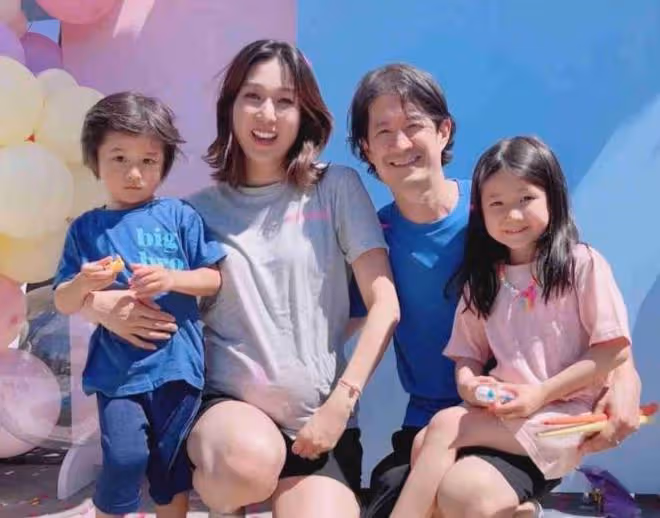 鍾嘉欣一家在國外過中秋節,挺著8個月孕肚下廚,兒女打下手