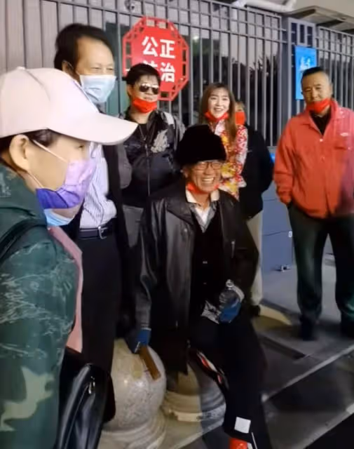 萬梓良身體狀態引熱議,坐路邊傻笑皺紋明顯,身旁多人圍繞陣勢大