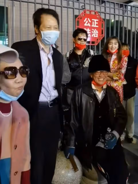 萬梓良身體狀態引熱議,坐路邊傻笑皺紋明顯,身旁多人圍繞陣勢大