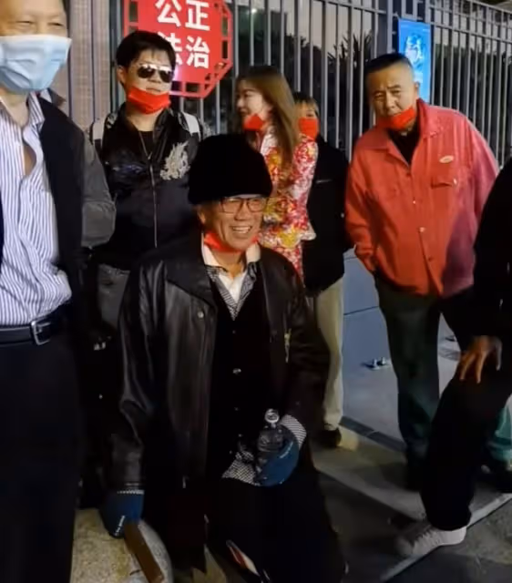 萬梓良身體狀態引熱議,坐路邊傻笑皺紋明顯,身旁多人圍繞陣勢大