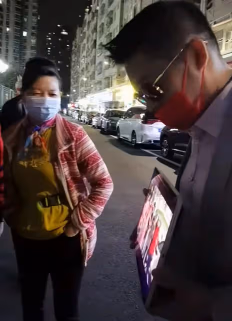 萬梓良身體狀態引熱議,坐路邊傻笑皺紋明顯,身旁多人圍繞陣勢大