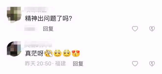 萬梓良身體狀態引熱議,坐路邊傻笑皺紋明顯,身旁多人圍繞陣勢大
