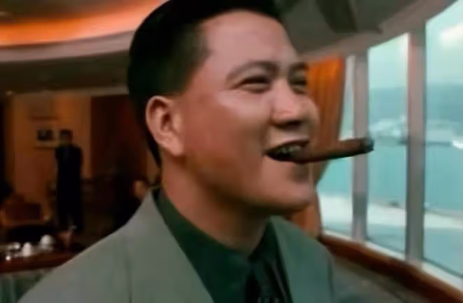 萬梓良身體狀態引熱議,坐路邊傻笑皺紋明顯,身旁多人圍繞陣勢大