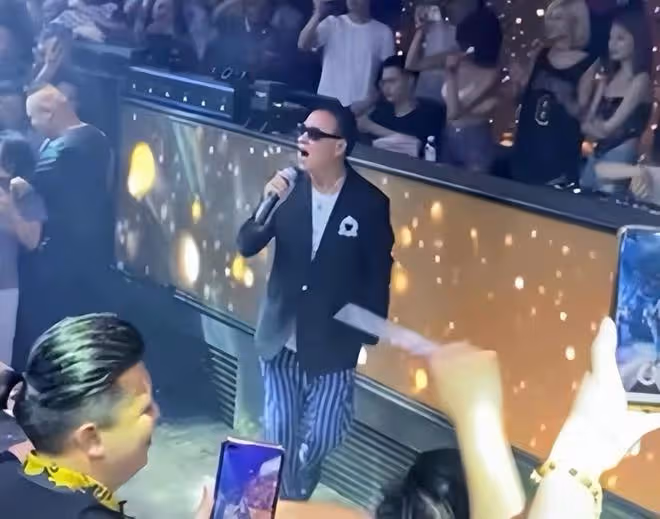 萬梓良身體狀態引熱議,坐路邊傻笑皺紋明顯,身旁多人圍繞陣勢大