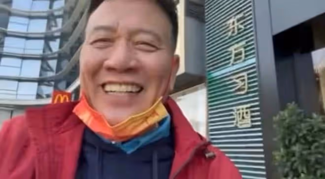 萬梓良身體狀態引熱議,坐路邊傻笑皺紋明顯,身旁多人圍繞陣勢大