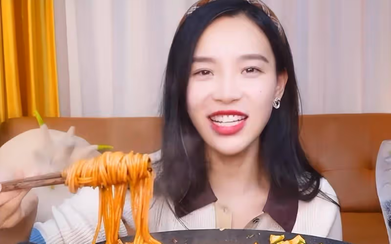 網紅小北餓了不理鏡頭換衣服,吐槽婚宴席位不足,網友:想看姐夫