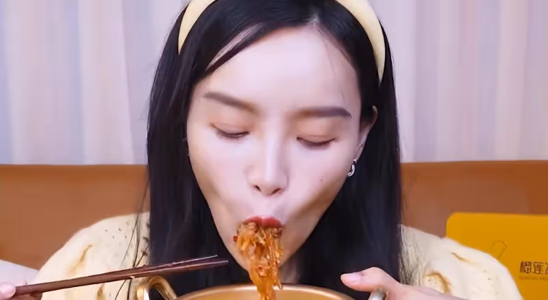 網紅小北餓了不理鏡頭換衣服,吐槽婚宴席位不足,網友:想看姐夫