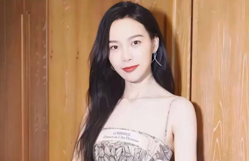網紅小北餓了不理鏡頭換衣服,吐槽婚宴席位不足,網友:想看姐夫