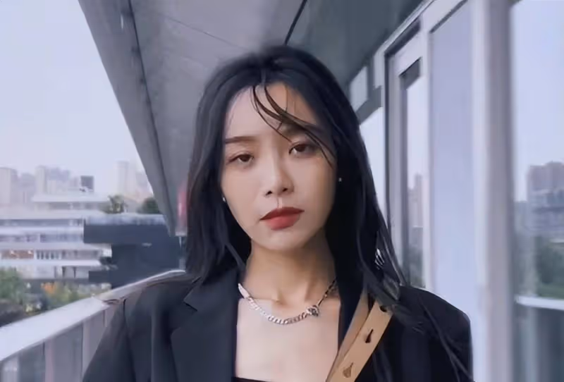 網紅小北餓了不理鏡頭換衣服,吐槽婚宴席位不足,網友:想看姐夫