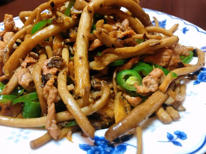 新鮮茶樹菇炒肉