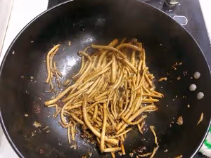 新鮮茶樹菇炒肉