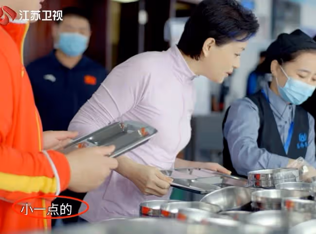 楊瀾在食堂吃簡餐 駝背下垂體態儼然老人