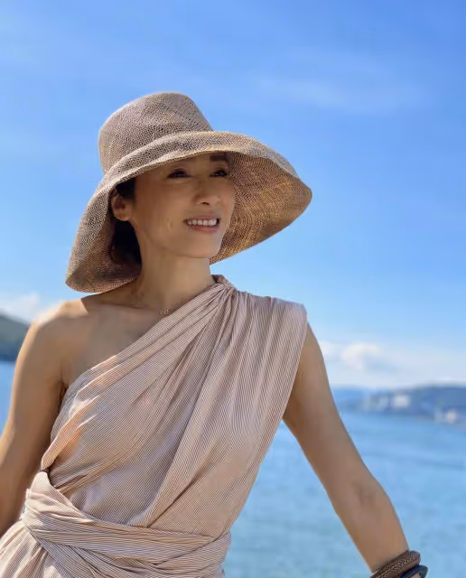 49歲黎姿分享生活美照,穿露肩長裙優雅十足,豪門氣質太濃郁