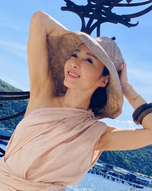 49歲黎姿分享生活美照,穿露肩長裙優雅十足,豪門氣質太濃郁