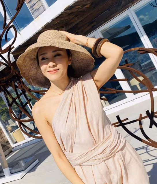 49歲黎姿分享生活美照,穿露肩長裙優雅十足,豪門氣質太濃郁