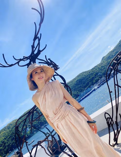 49歲黎姿分享生活美照,穿露肩長裙優雅十足,豪門氣質太濃郁