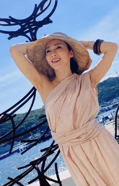 49歲黎姿分享生活美照,穿露肩長裙優雅十足,豪門氣質太濃郁