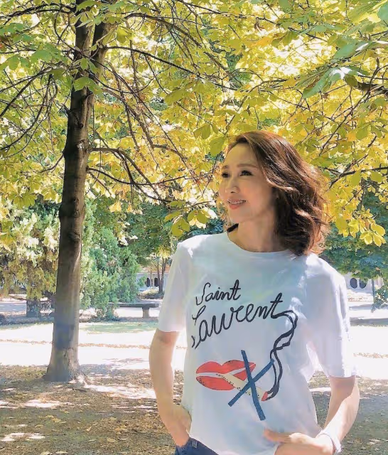 49歲黎姿分享生活美照,穿露肩長裙優雅十足,豪門氣質太濃郁