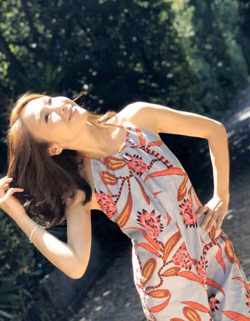 49歲黎姿分享生活美照,穿露肩長裙優雅十足,豪門氣質太濃郁