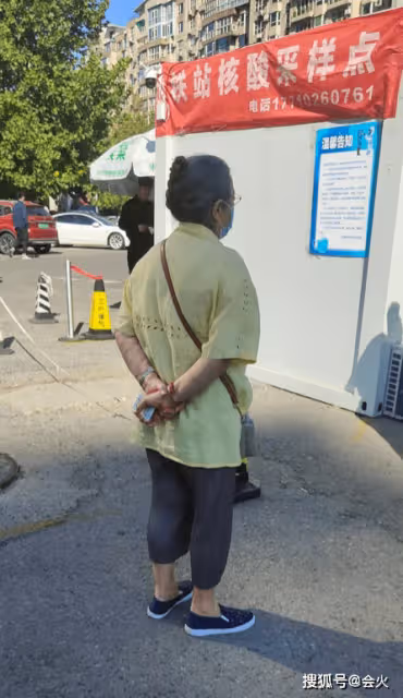 86歲李明啟做核酸被偶遇 穿一雙布鞋頭髮花白
