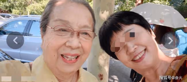 86歲李明啟做核酸被偶遇 穿一雙布鞋頭髮花白