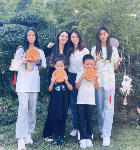 董璇和佟大為妻子過中秋 關悅女兒身高超媽媽