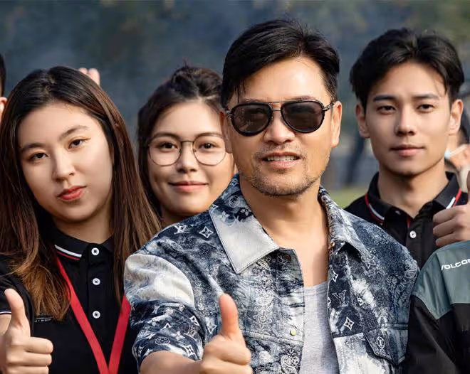 呂良偉攜侄女回內地拍戲!兩叔侄長太像,21歲兒子罕露面身材圓潤
