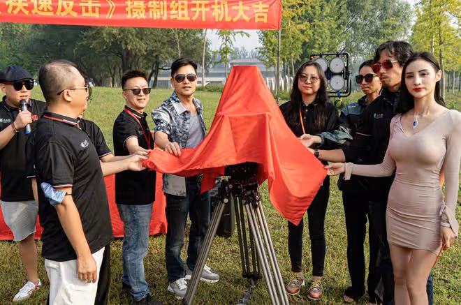 呂良偉攜侄女回內地拍戲!兩叔侄長太像,21歲兒子罕露面身材圓潤