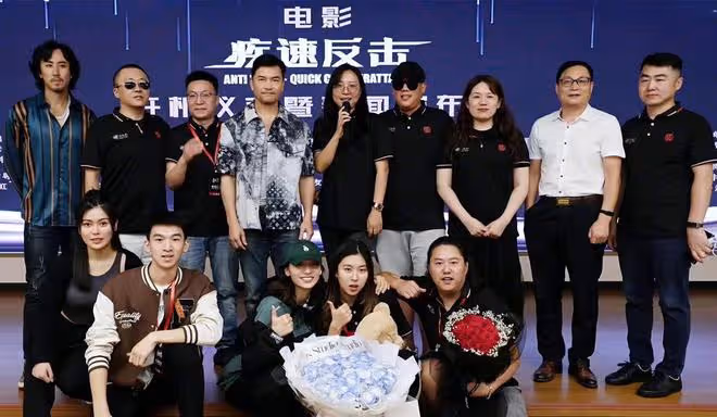 呂良偉攜侄女回內地拍戲!兩叔侄長太像,21歲兒子罕露面身材圓潤