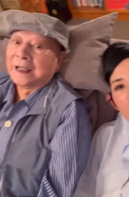 吳君如一家豪宅過中秋!90歲老爸息影6年罕露面,臉色紅潤精神好