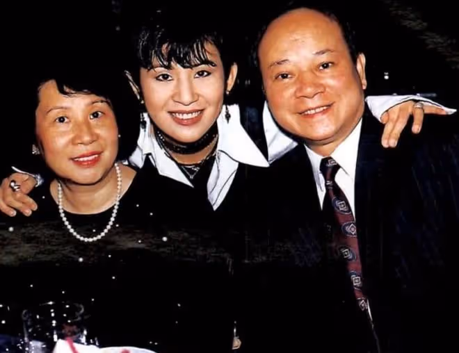 吳君如一家豪宅過中秋!90歲老爸息影6年罕露面,臉色紅潤精神好