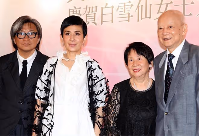 吳君如一家豪宅過中秋!90歲老爸息影6年罕露面,臉色紅潤精神好