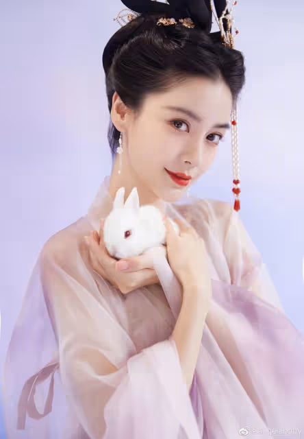5大女星爭妍鬥麗　迪麗熱巴春光乍泄...Baby扮嫦娥賞心悅目