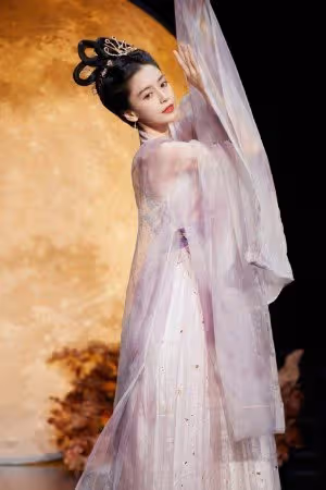 5大女星爭妍鬥麗　迪麗熱巴春光乍泄...Baby扮嫦娥賞心悅目