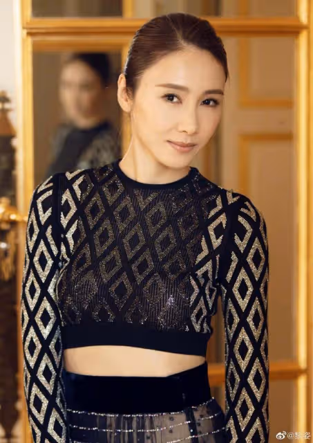 為復出鋪路?TVB前當家花旦曬時尚大片,50歲身材誘人,鎖骨吸睛