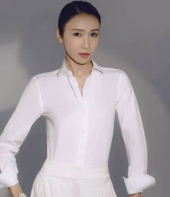 為復出鋪路?TVB前當家花旦曬時尚大片,50歲身材誘人,鎖骨吸睛