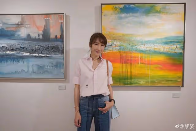 為復出鋪路?TVB前當家花旦曬時尚大片,50歲身材誘人,鎖骨吸睛