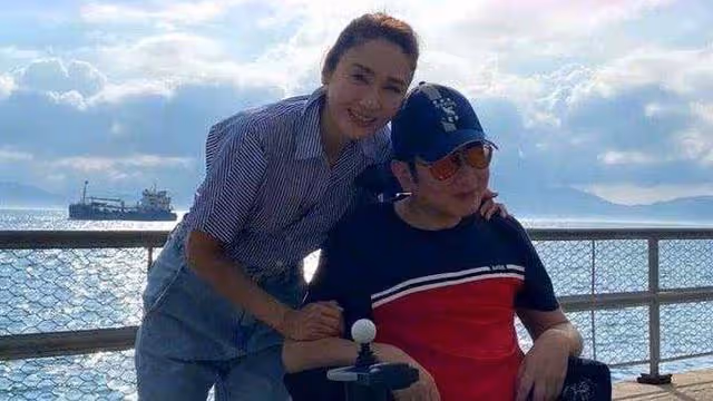 為復出鋪路?TVB前當家花旦曬時尚大片,50歲身材誘人,鎖骨吸睛
